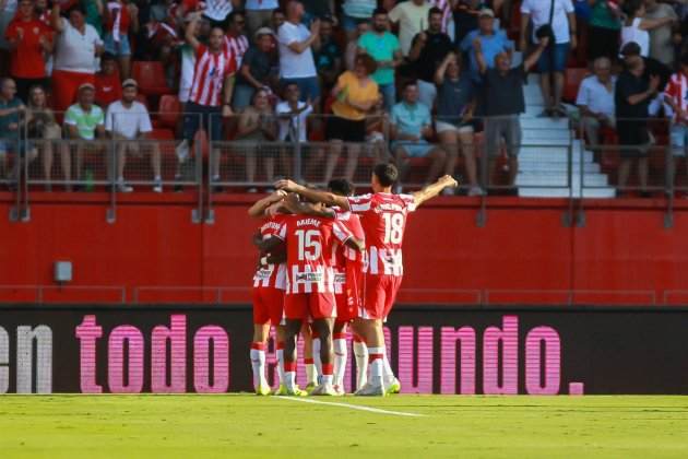 Els jugadors de l'Almeria s'uneixen per celebrar el gol de Sergio Arribas / Foto: Europa Press