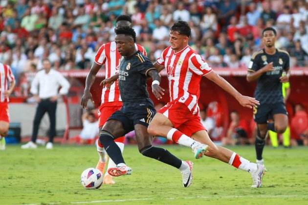 Vinicius Junior y Marc Pubill luchando por un balón / Foto: Europa Press