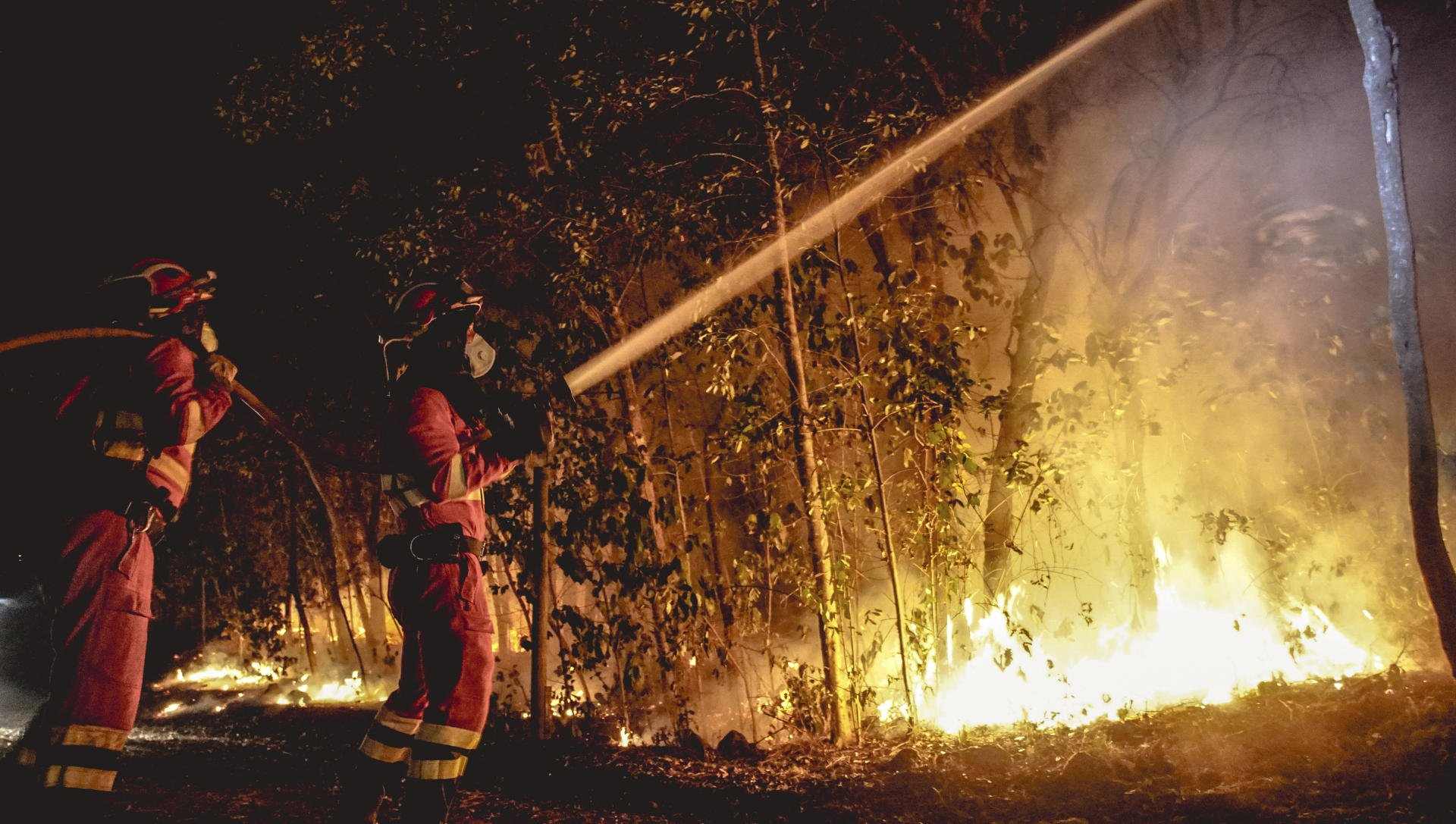 L'incendi de Tenerife continua descontrolat i ja ha cremat prop de 7.000 hectàrees