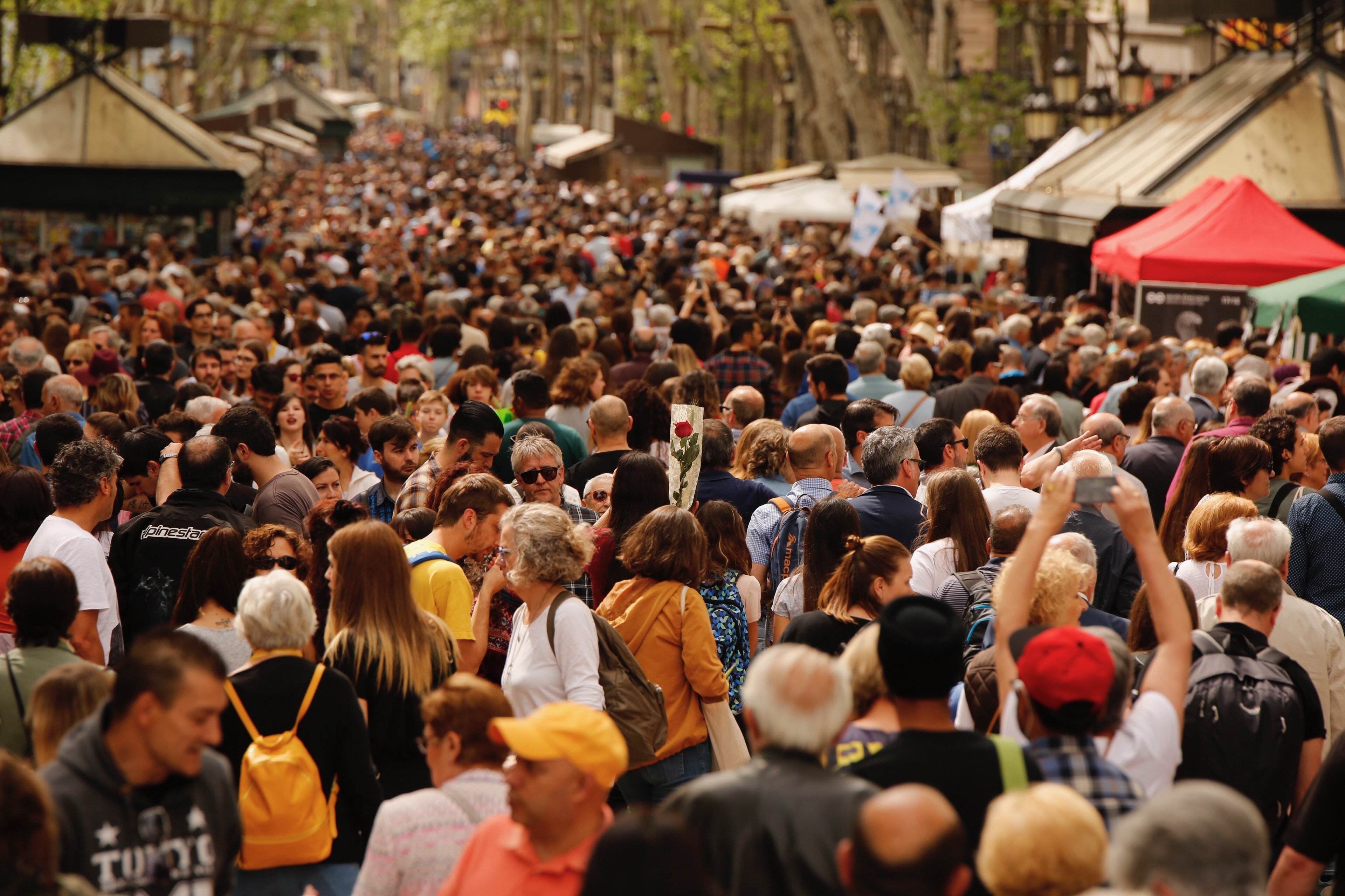 Calles a rebosar y lazos amarillos: el Sant Jordi no olvida