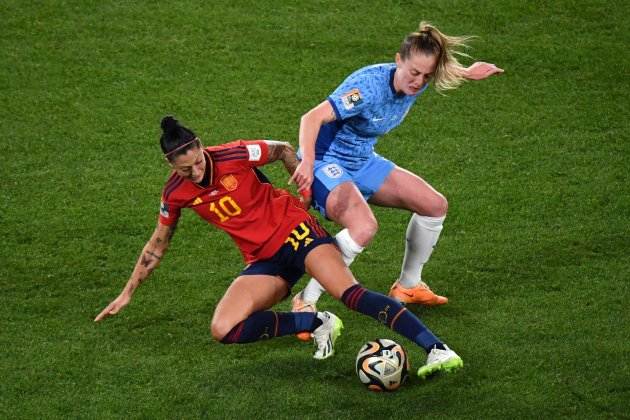 Jennifer Hermoso luchando por la posesión del balón / Foto: EFE