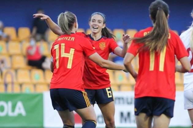 Aitana Bonmatí y Alexia Putellas se abrazan durante un partido de la selección / Foto: Europa Press
