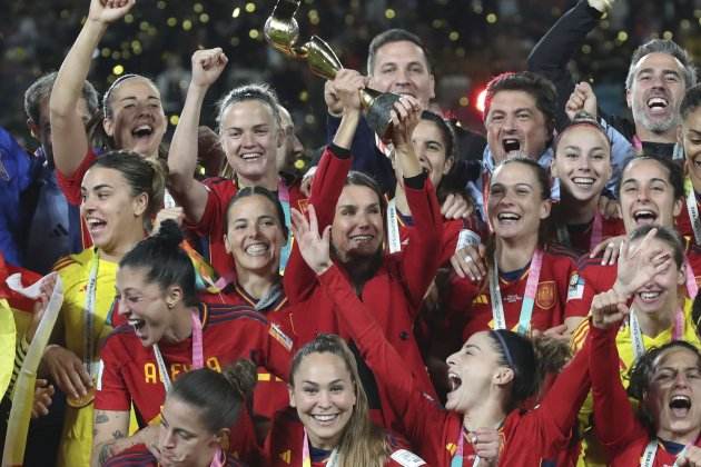 Letizia levanta la Copa del Mundo de fútbol Femenino EFE Letizia levanta la Copa del Mundo de fútbol Femenino EFE