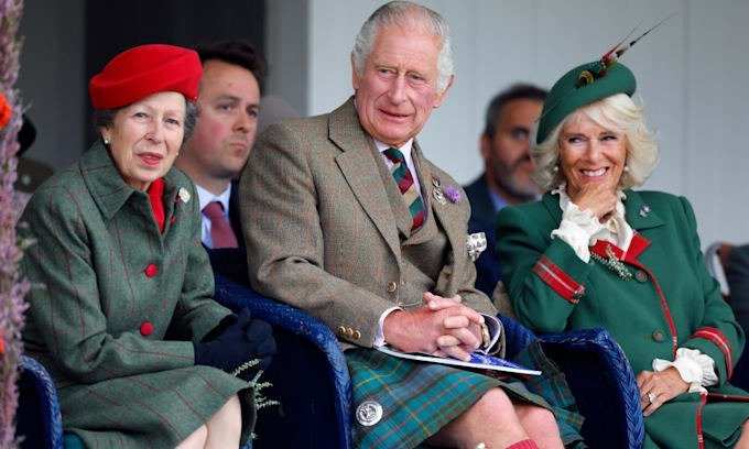 La princesa Ana junto a Carlos y Camilla La princesa Ana junto a Carlos y Camilla