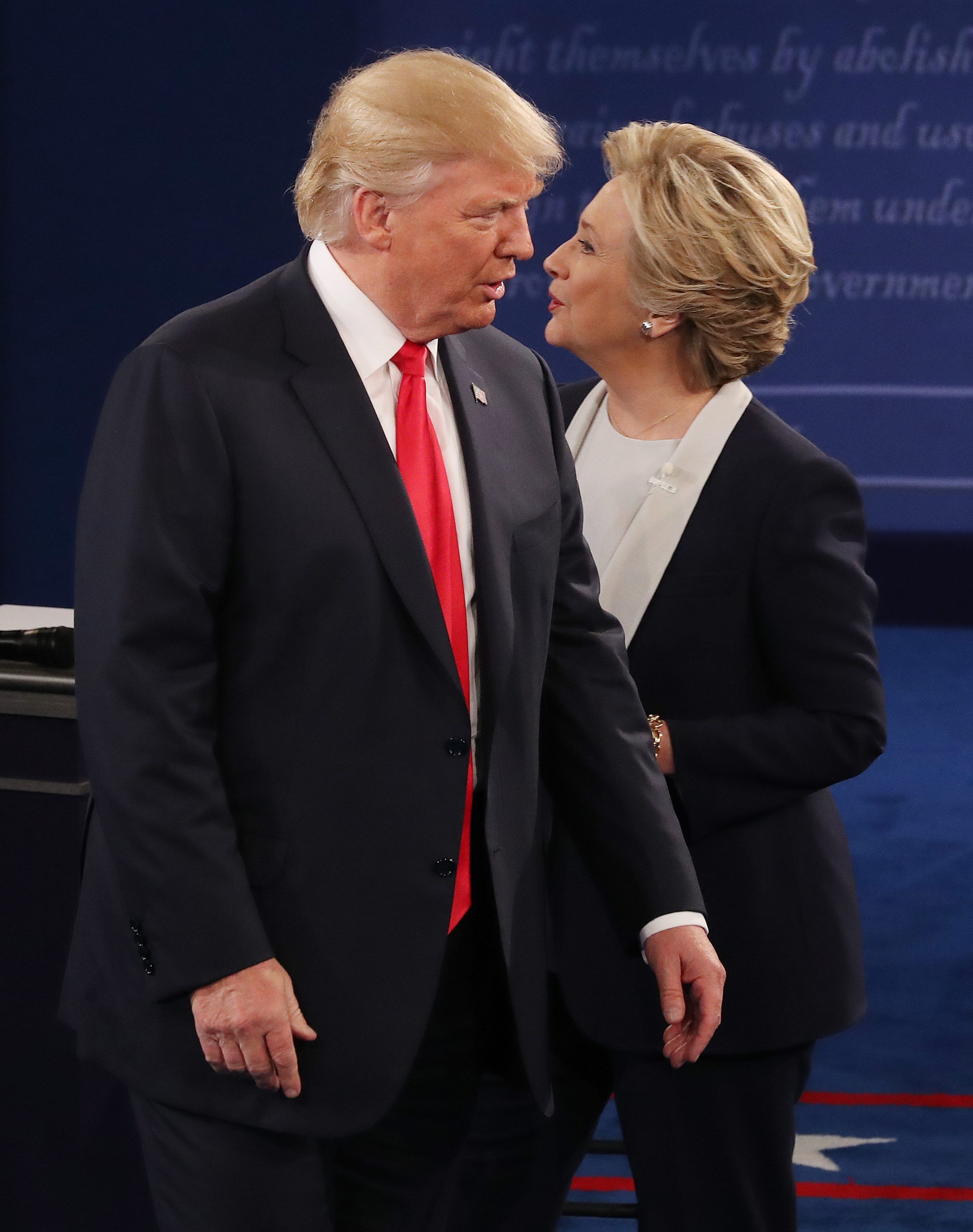 Trump surt airós dels retrets de Clinton en un debat marcat pels atacs