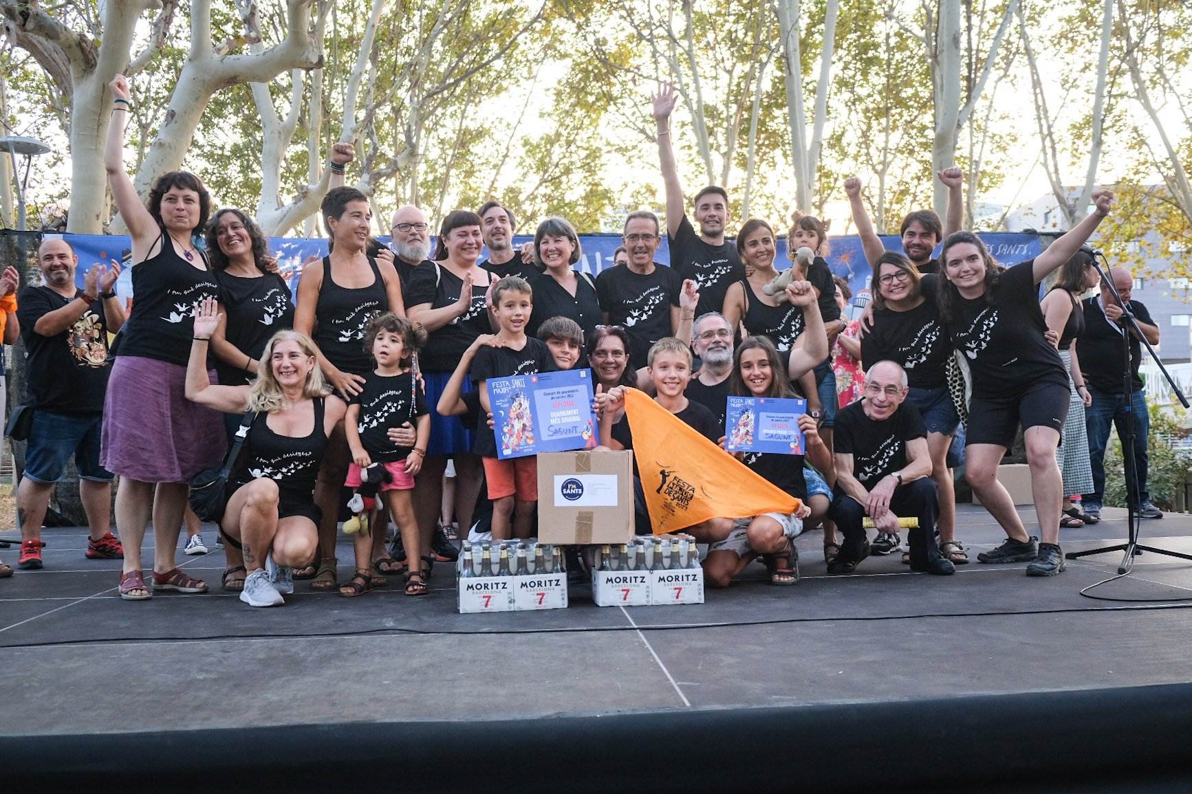 La calle Sagunt gana el primer premio del concurso de decorados de las Fiestas de Sants 2023