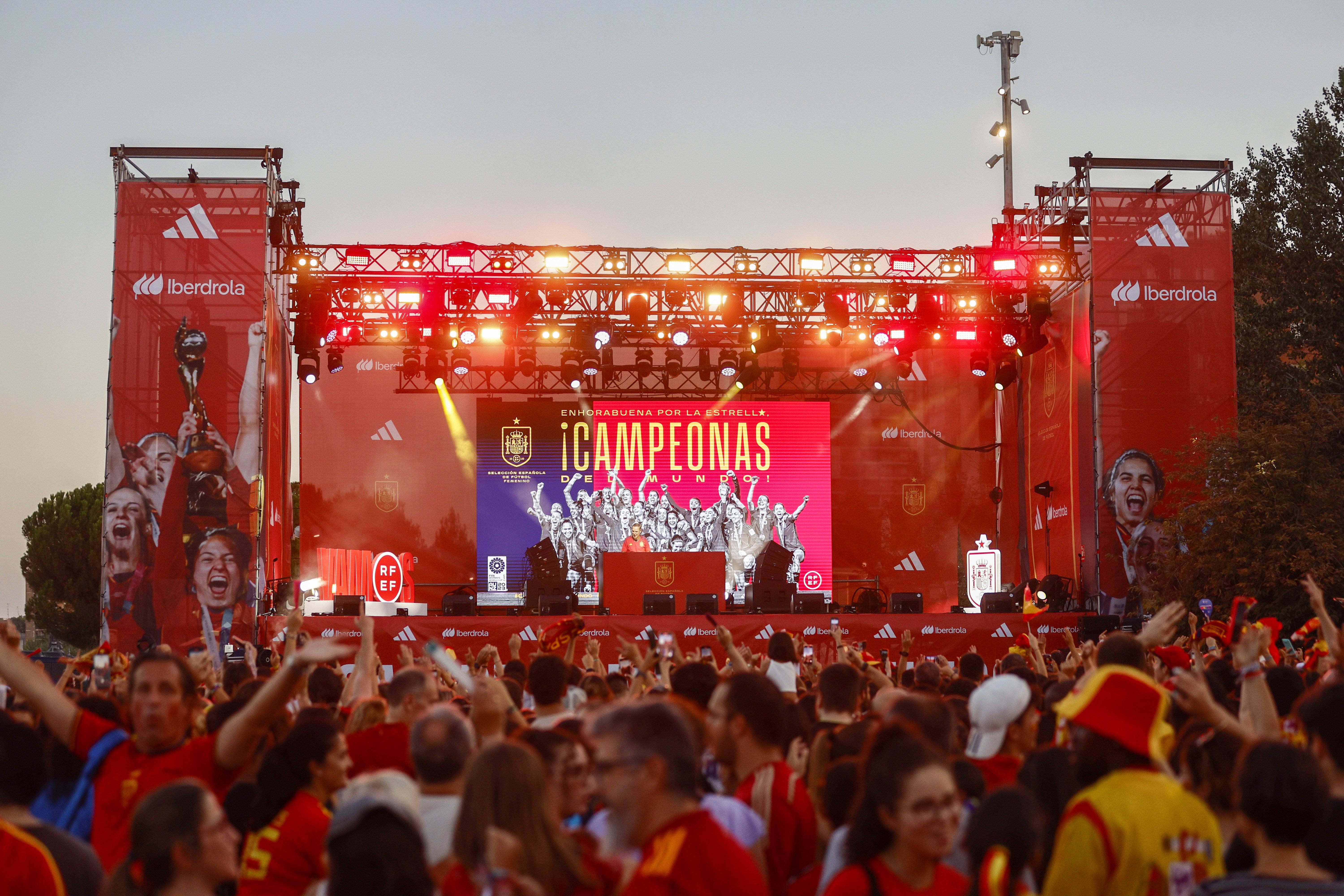 La selecció espanyola femenina es dona un merescut bany de multituds per celebrar el seu històric Mundial