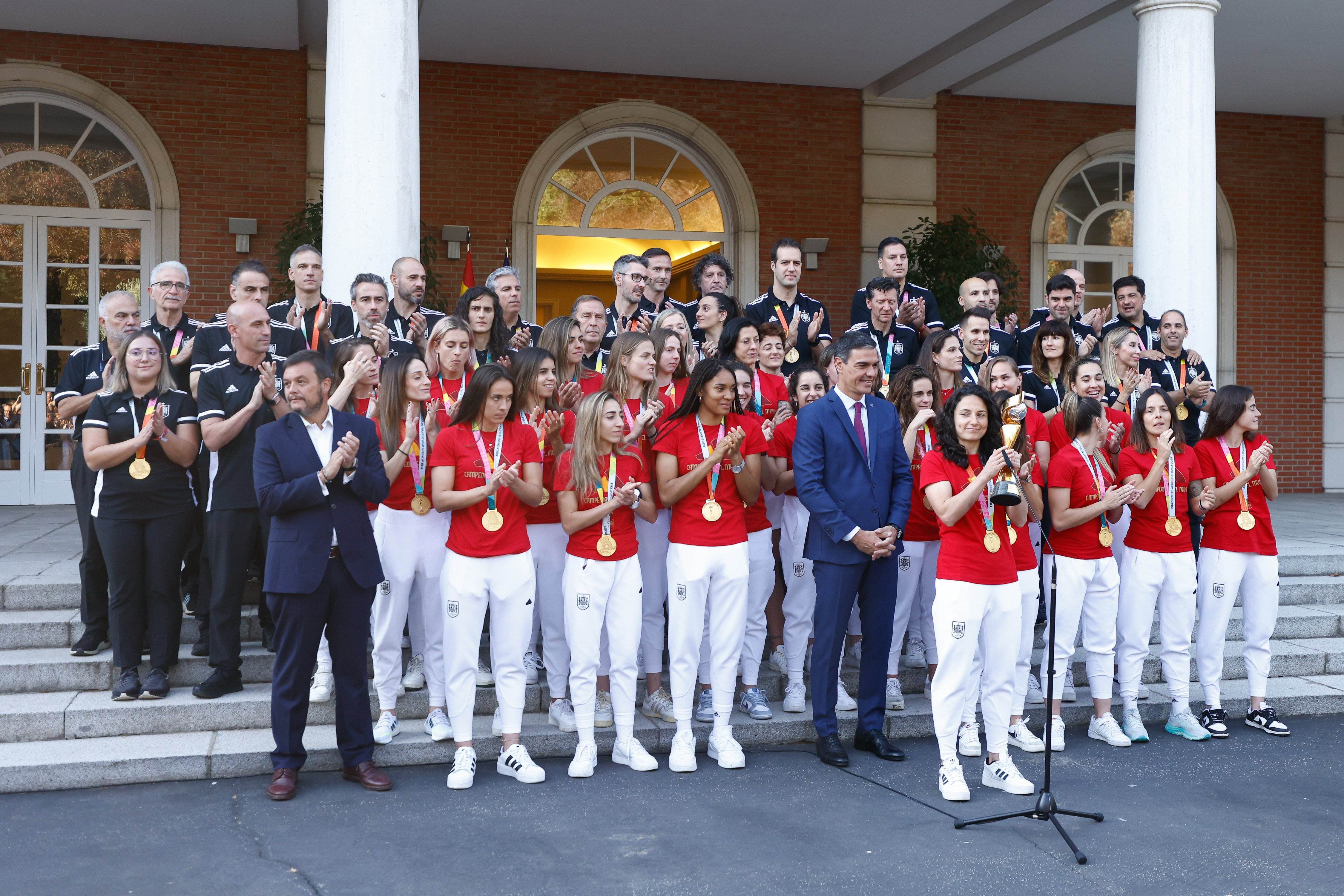 Salutación incómoda entre Pedro Sánchez y Rubiales en el recibimiento de las jugadoras en la Moncloa | VÍDEO