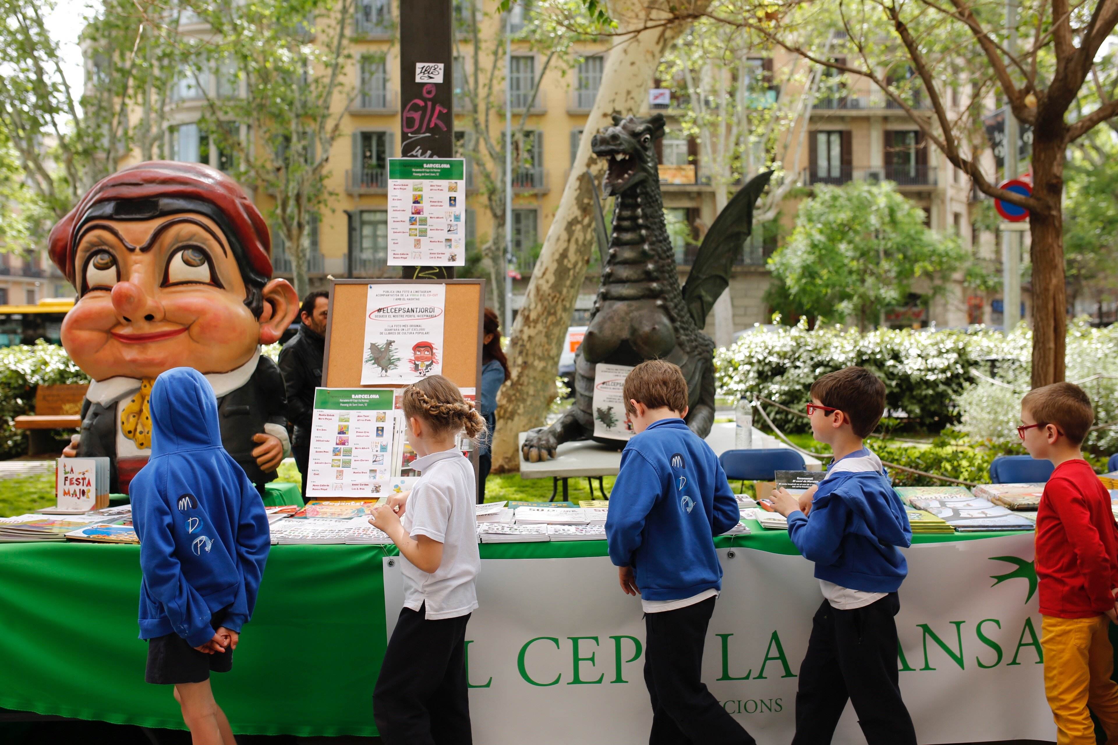 El Sant Jordi más ilustrado, en el paseo Sant Joan