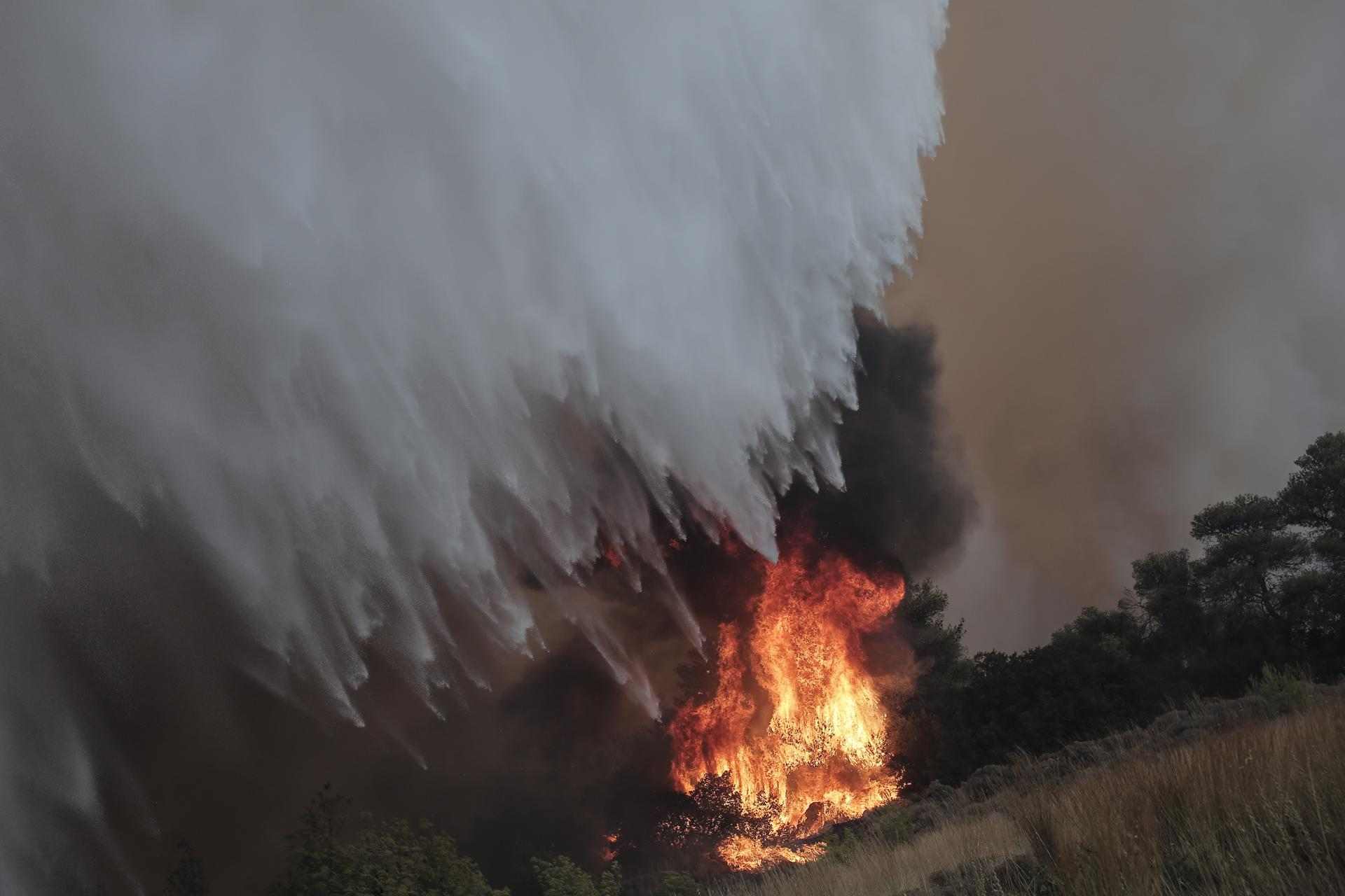 Troben almenys 26 persones mortes en els incendis de Grècia