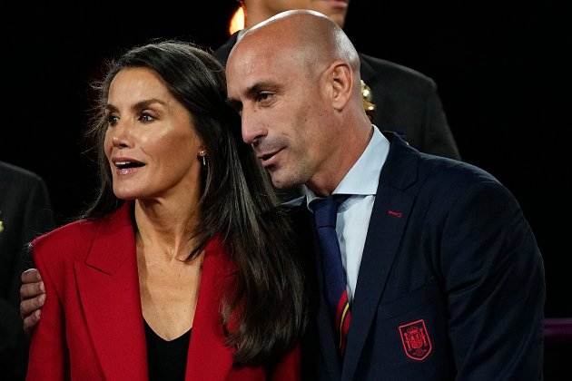 Luis Rubiales abraza a Letizia GTREDS