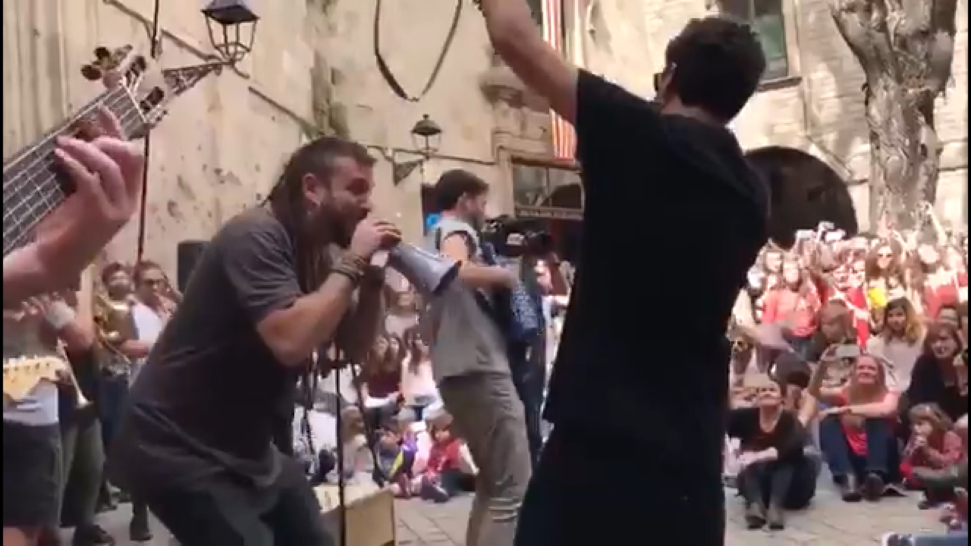 Txarango demana llibertat per als presos en un concert improvisat a la plaça Sant Felip Neri