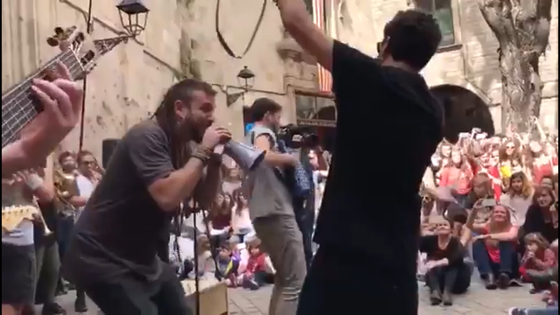 Txarango pide libertad para los presos en un concierto improvisado en la plaza Sant Felip Neri