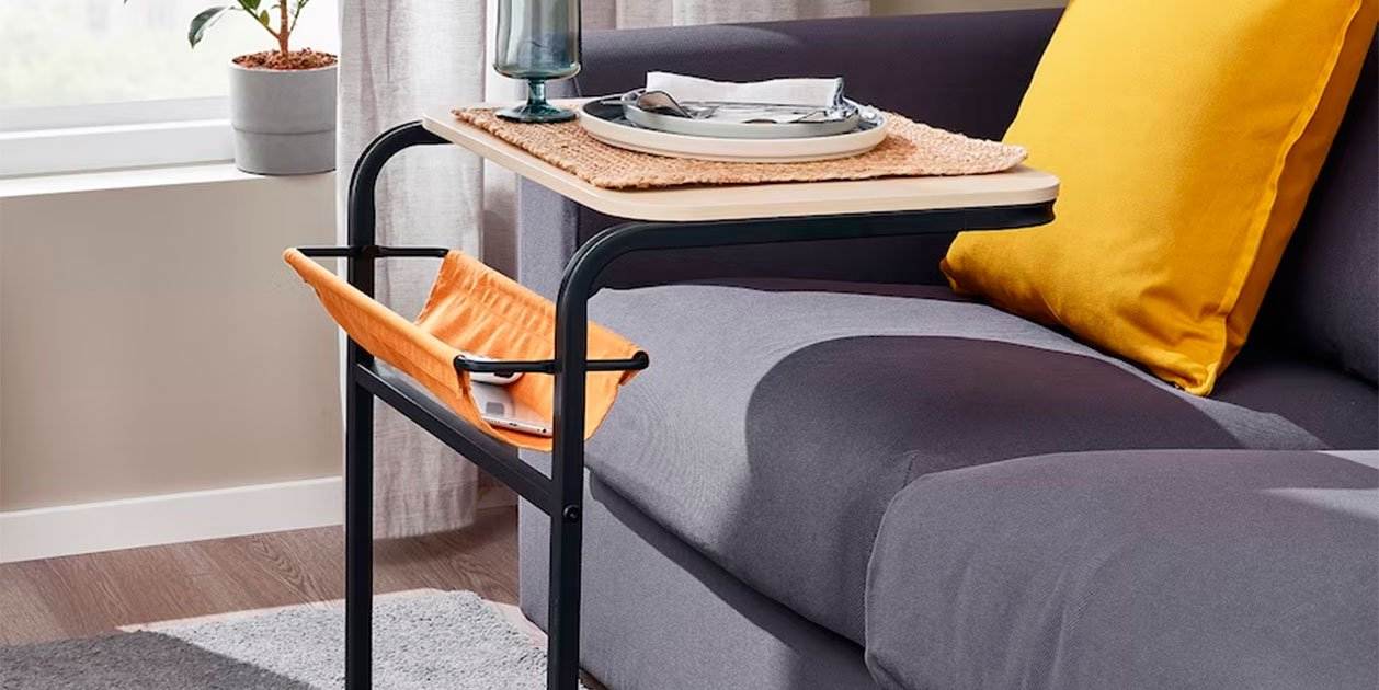 Ikea tiene la mesa perfecta para comer en el sofá sin renunciar a