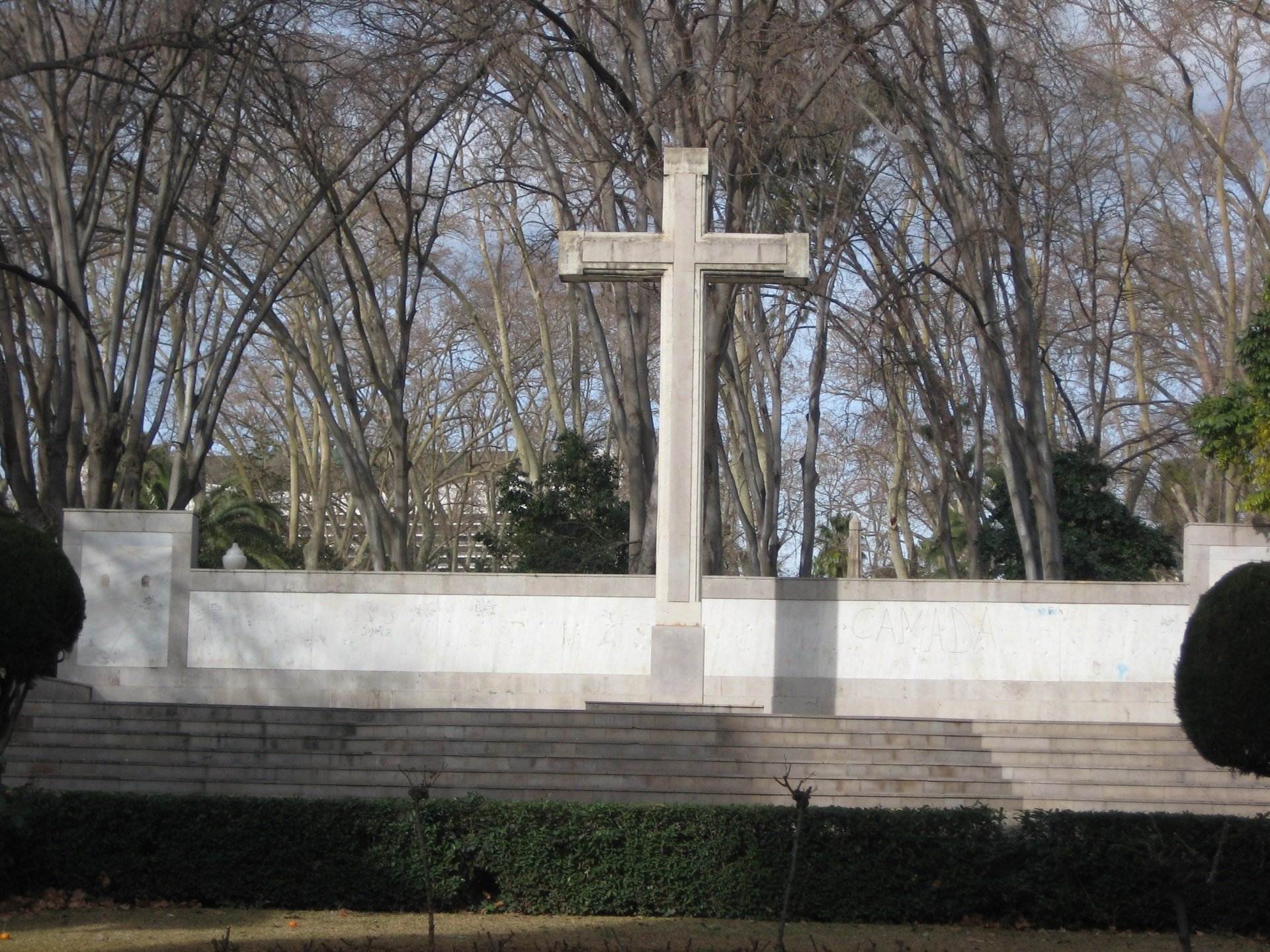 Castelló retira el polémico monumento franquista del parque Ribalta