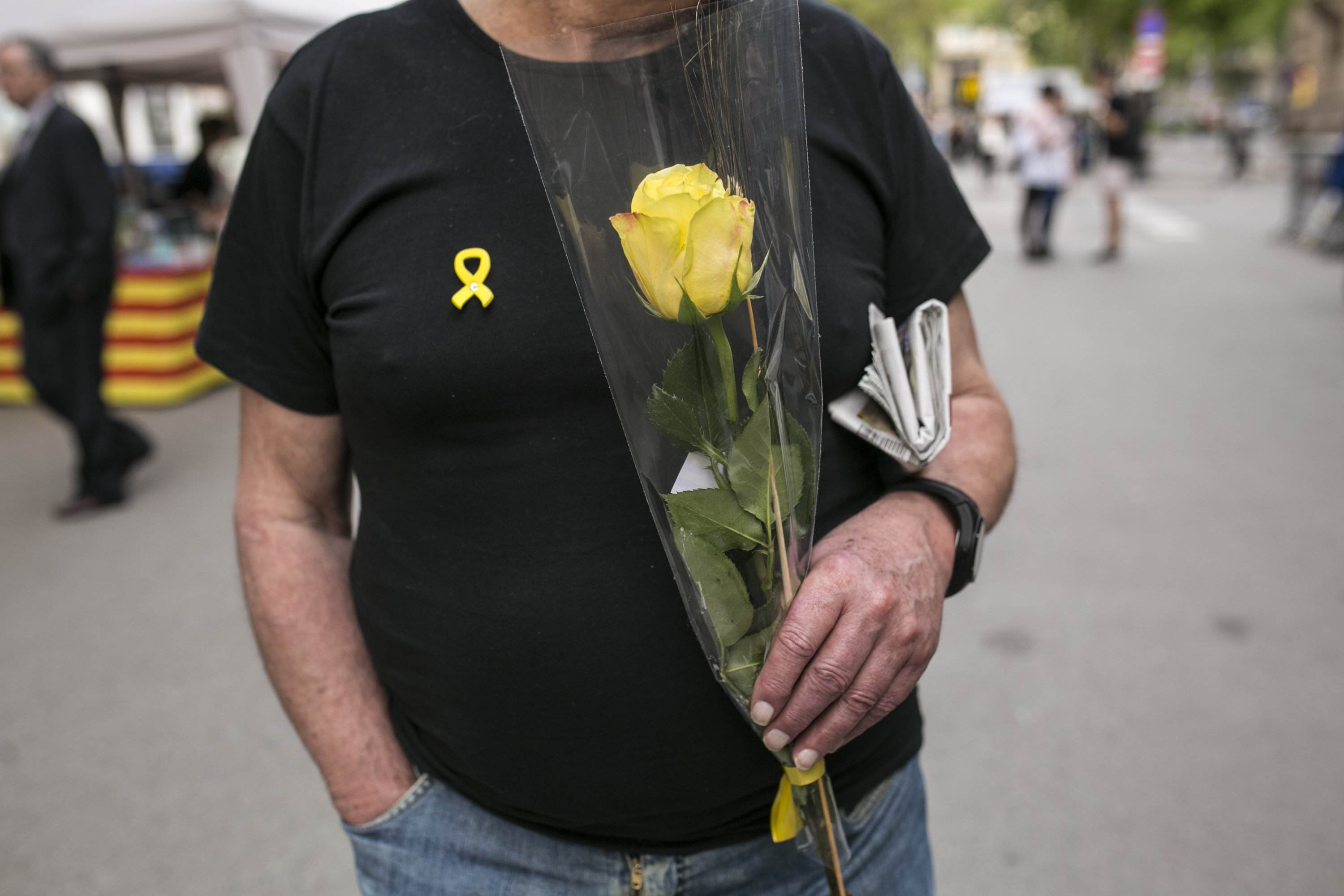 El record als presos i exiliats marca aquest Sant Jordi