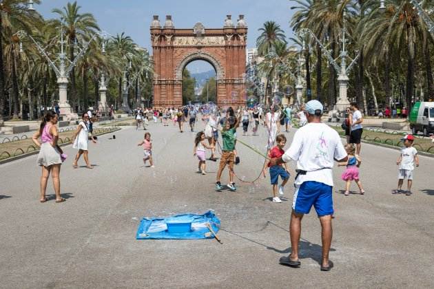 arco triunfo turismo población gente turistas barcelona / Foto: Miquel Muñoz