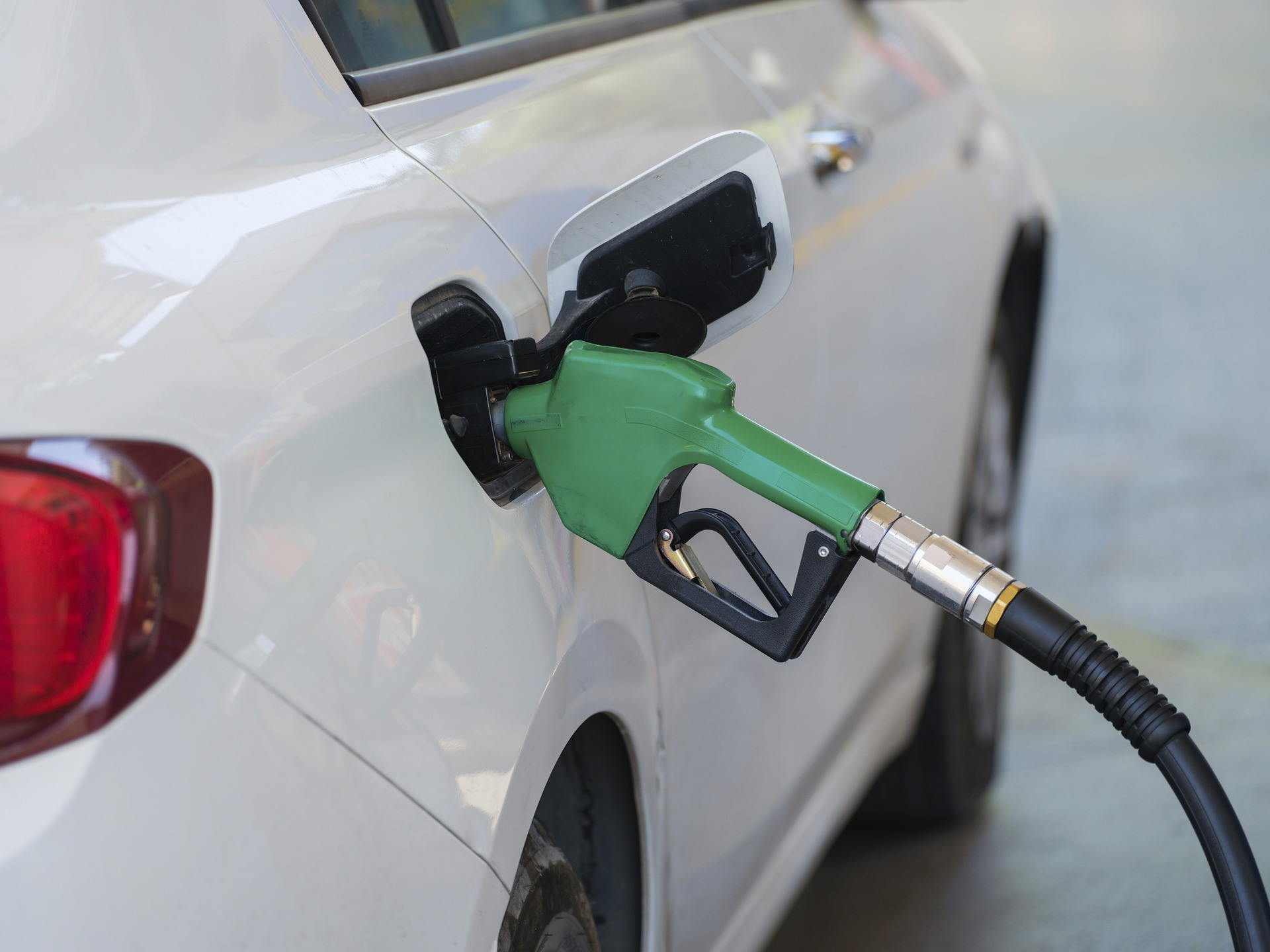 2 euros el litro es lo que cuesta el combustible que permitirá circular a los coches de gasolina o diésel