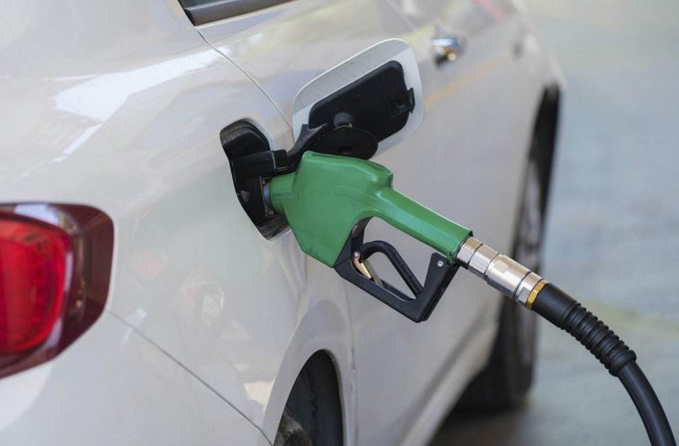 Cotxe respotando gasolina. Pixabay