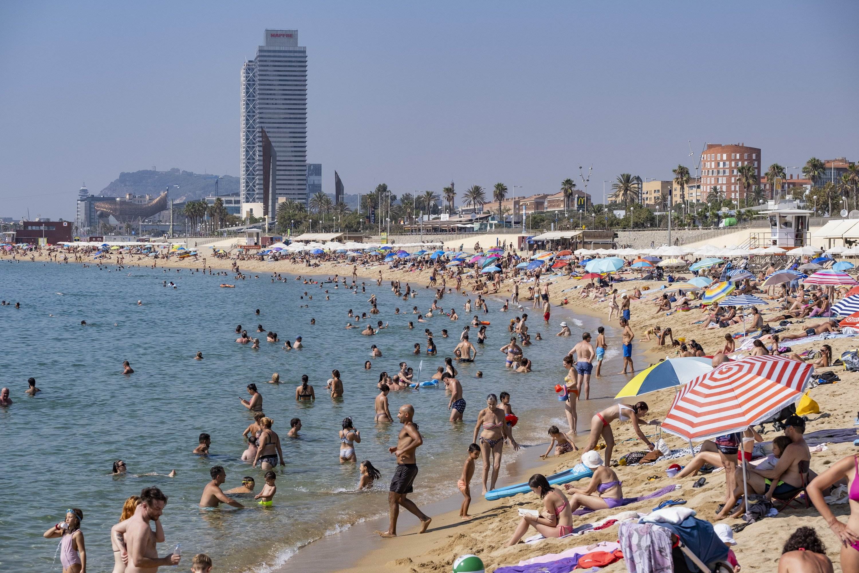 La sequera condiciona la temporada de bany a les platges de Barcelona, que ja ha començat