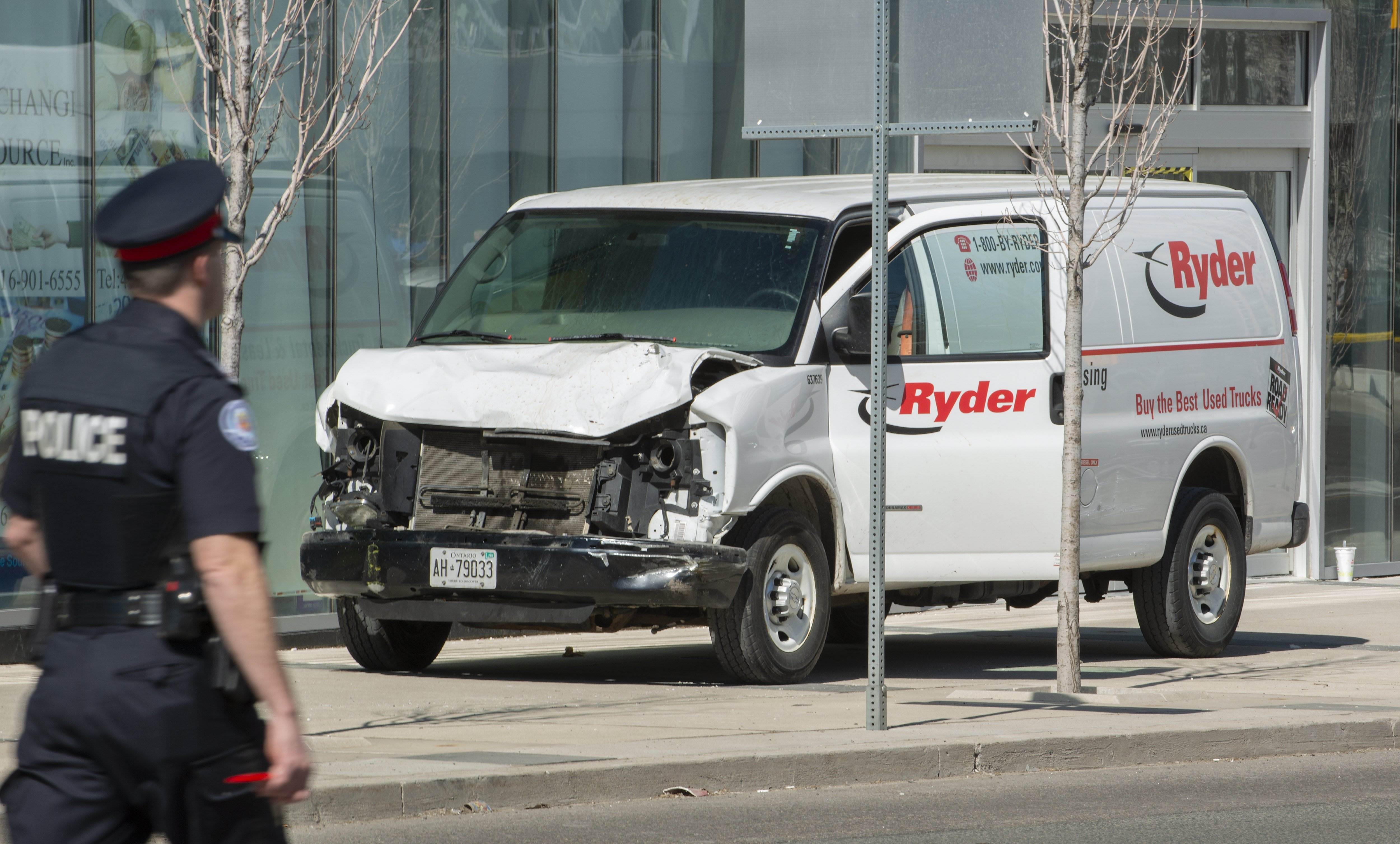 Al menos 10 muertos atropellados por una furgoneta en Toronto