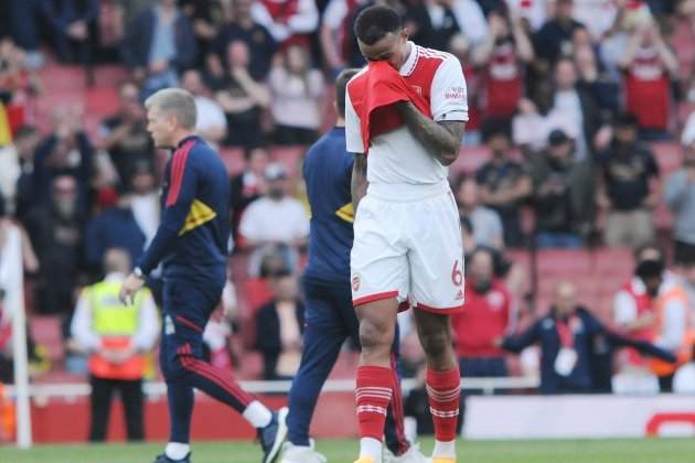 Gabriel Magalhes es tapa el rostre amb la samarreta / Foto: Europa Press