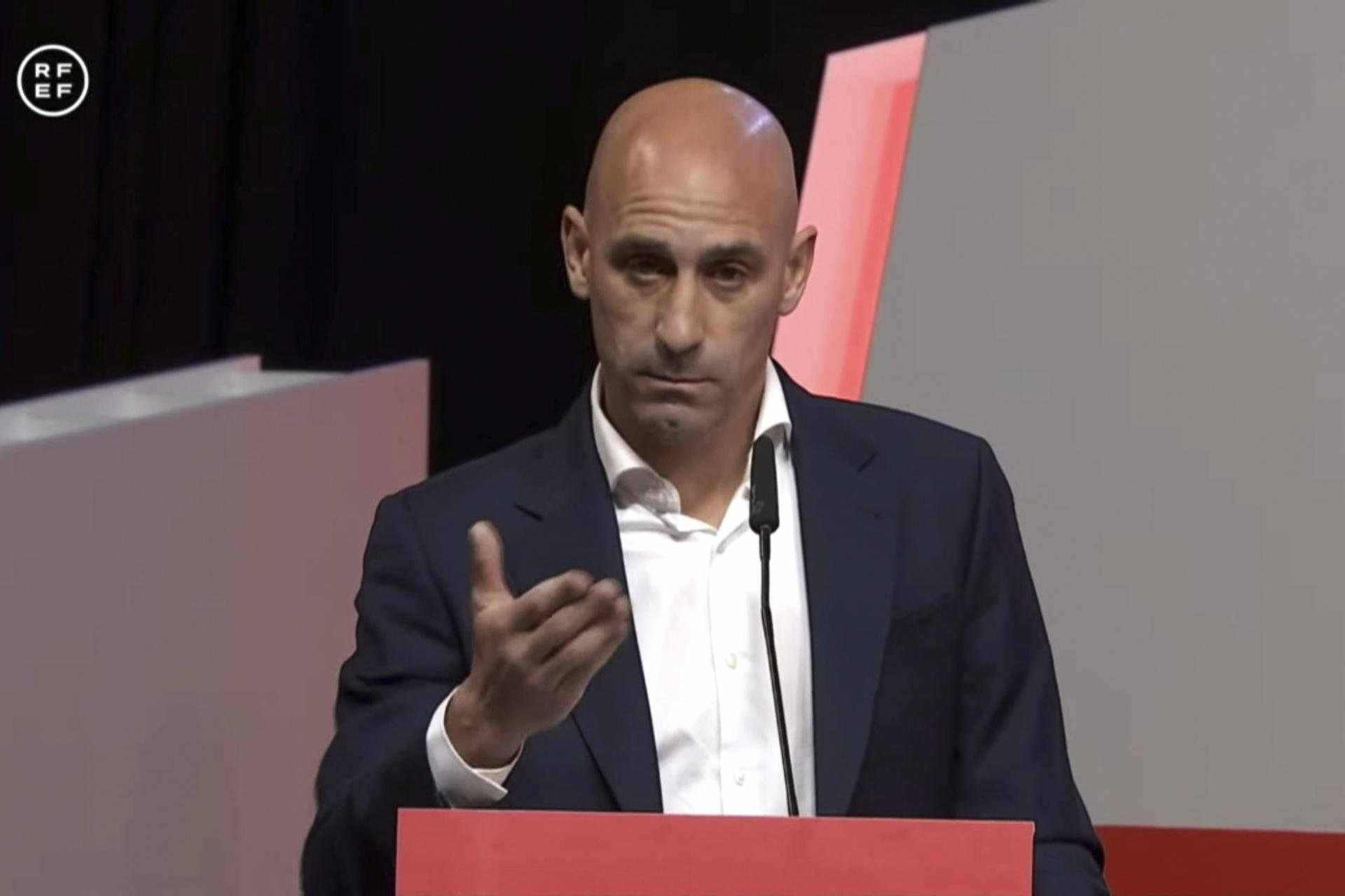 Rubiales clings to his post at RFEF meeting and refuses to resign as head of Spanish football