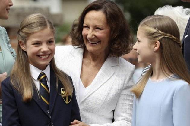 Paloma Rocasolano con sus nietas Paloma Rocasolano con sus nietas