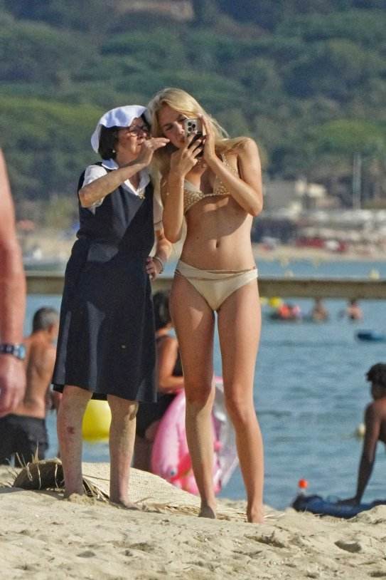 Carolina Borbón Dos Sicilias y criada GTRES Carolina Borbón Dos Sicilias y criada GTRES
