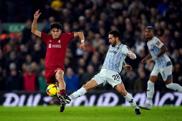 Stefan Bajcetic lluitant per una pilota en un partit amb el Liverpool / Foto: Europa Press