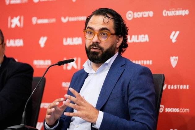 Victor Orta durante una rueda de prensa con el Sevilla / Foto: Europa Press