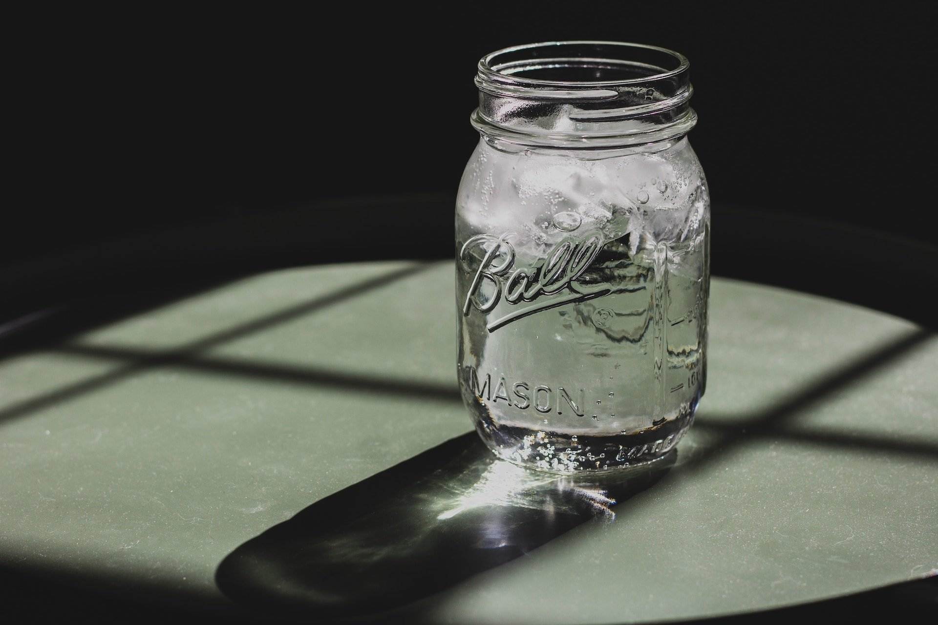 ¿Es recomendable beber agua fría por las noches? La respuesta de los expertos