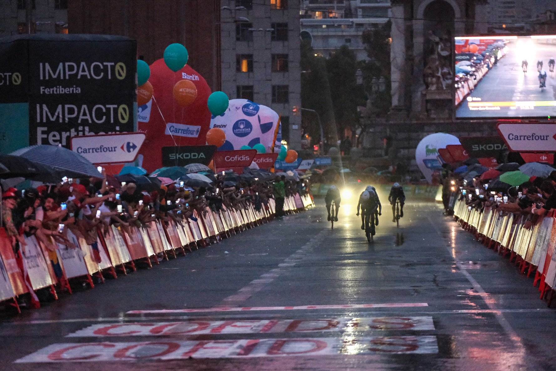 Polémica por La Vuelta a oscuras: indignación entre los ciclistas