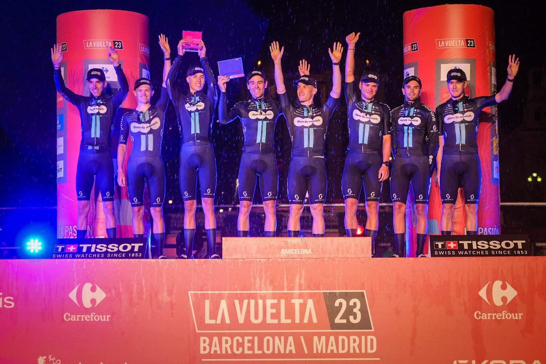 El Team dsm-firmenich se lleva en Barcelona la 1ª etapa de la Vuelta, un prólogo marcado por la lluvia