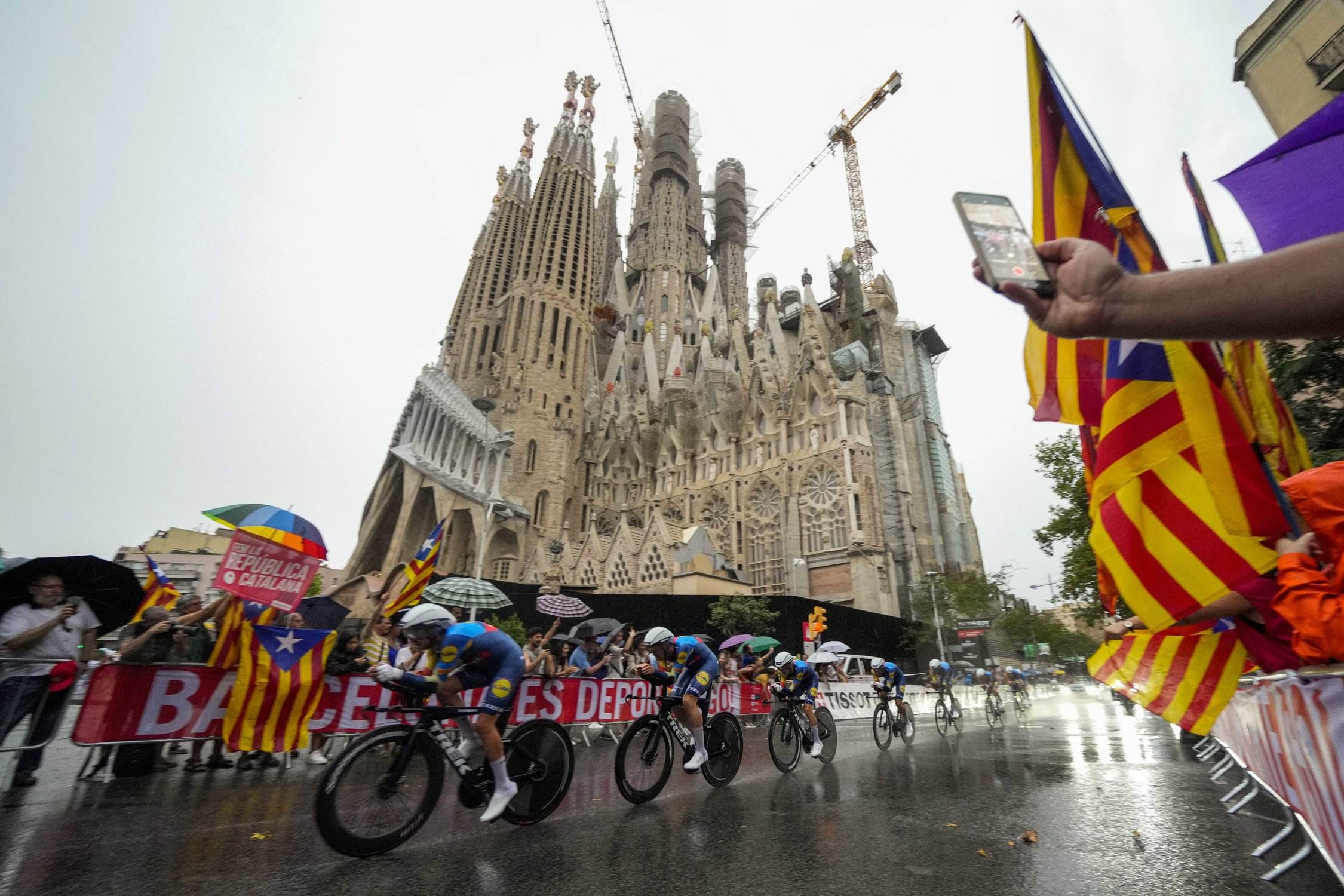 Los Mossos apartan a la Guardia Civil de la Vuelta 2023 en Catalunya y Andorra