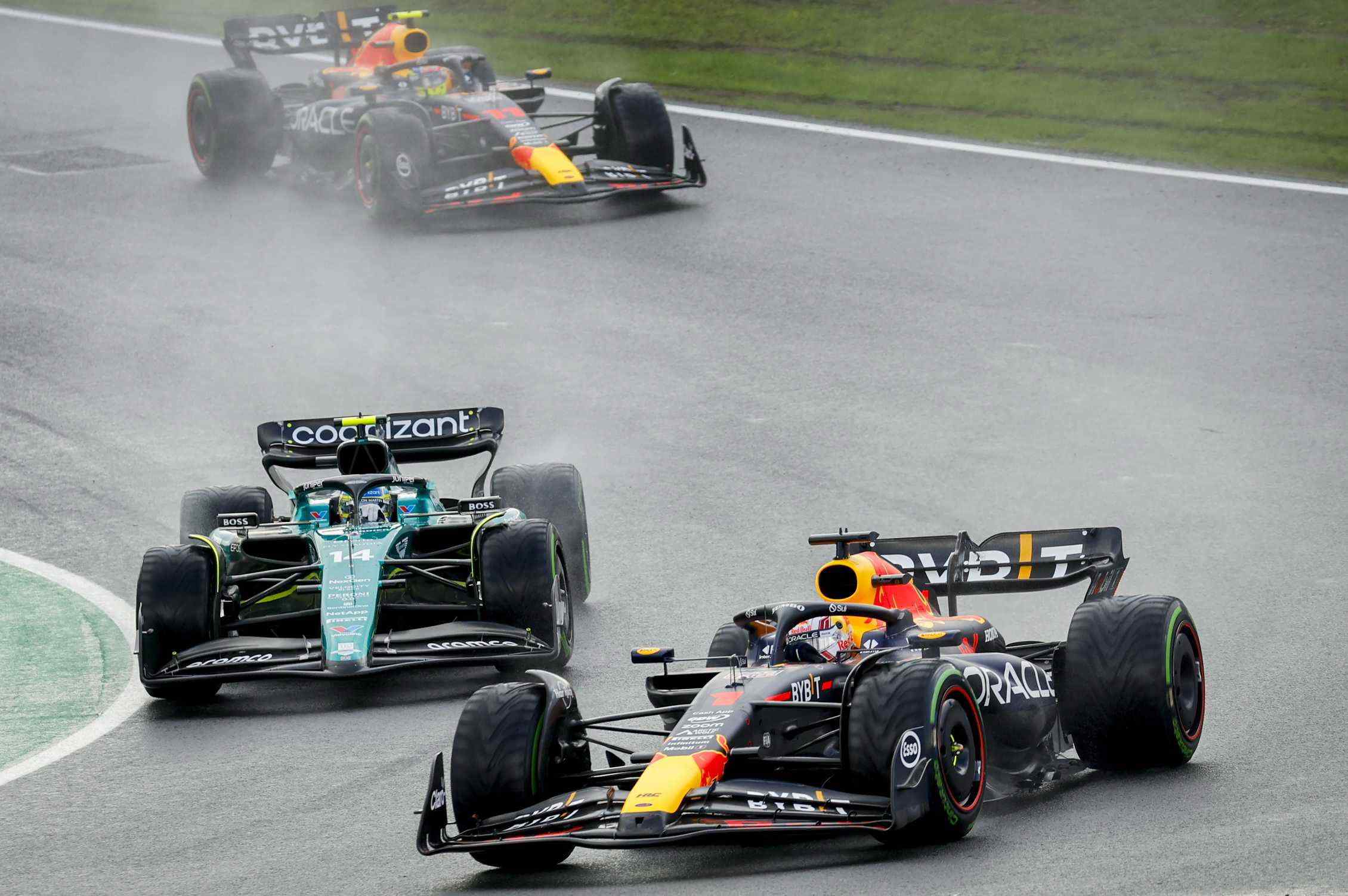 Red Bull es berena Ferrari, Mercedes i a l'Aston Martin de Fernando Alonso amb un monoplaça futurista
