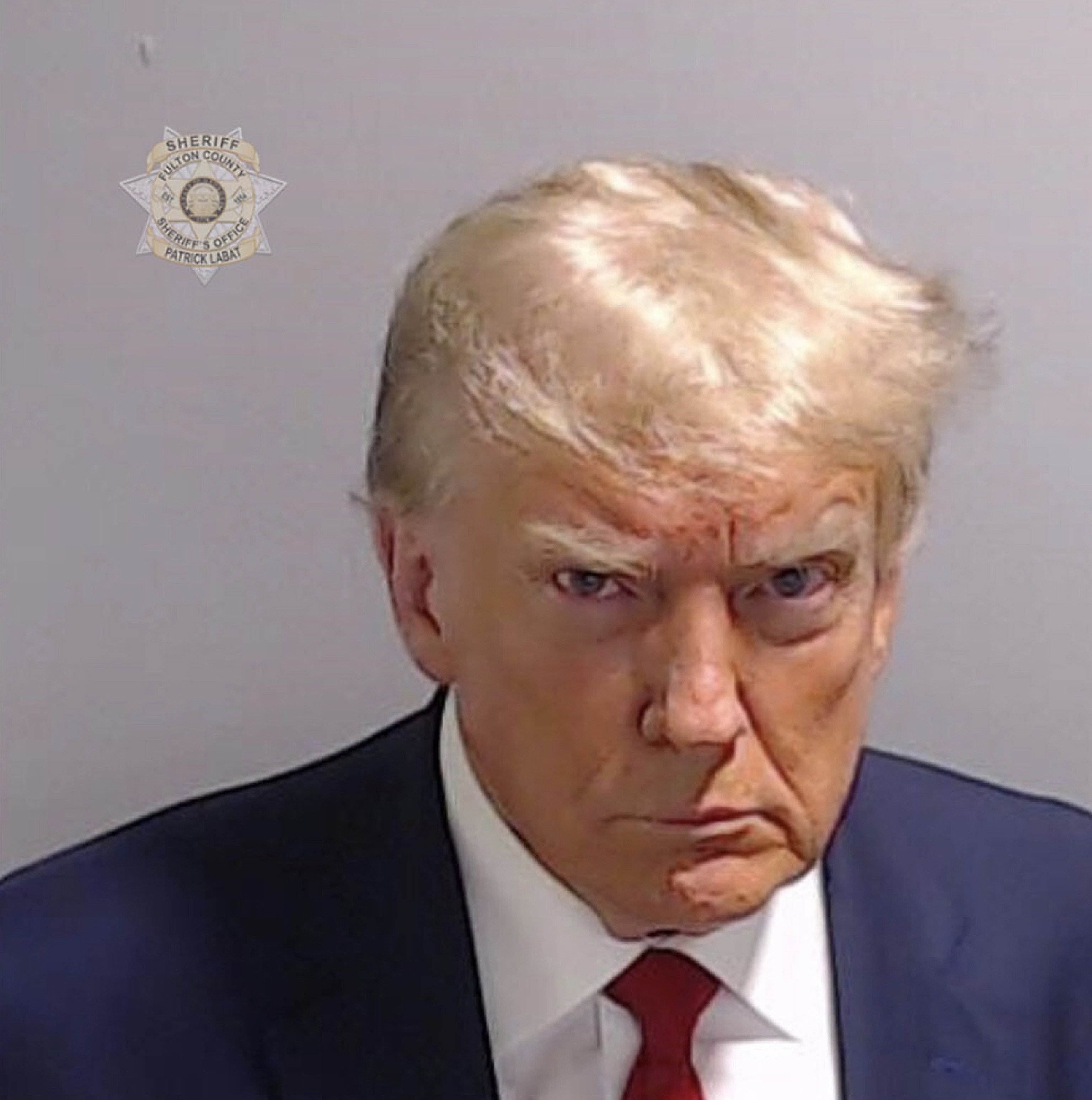 Trump guanya 7 milions de dòlars fent marxandatge amb la seva fotografia policial