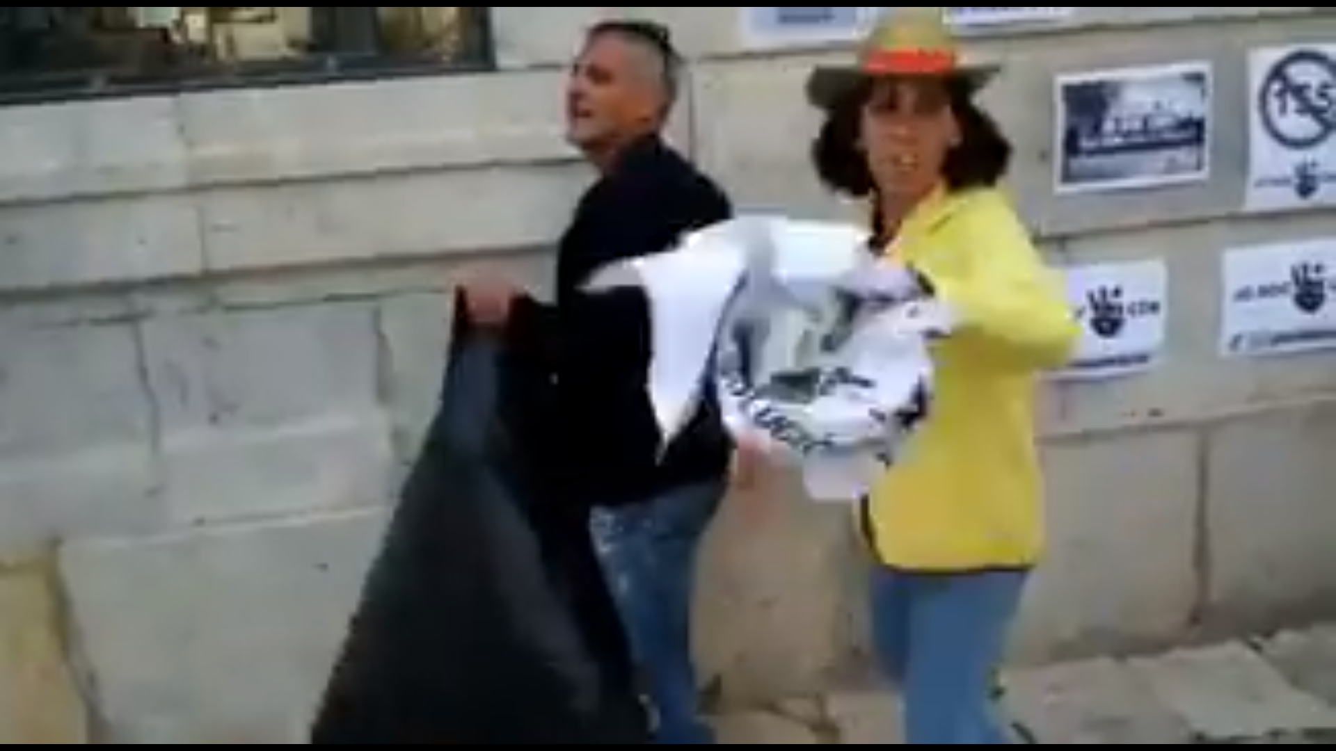 Pillan a una miembro de Cs arrancando carteles de los CDR acompañada de un ultra