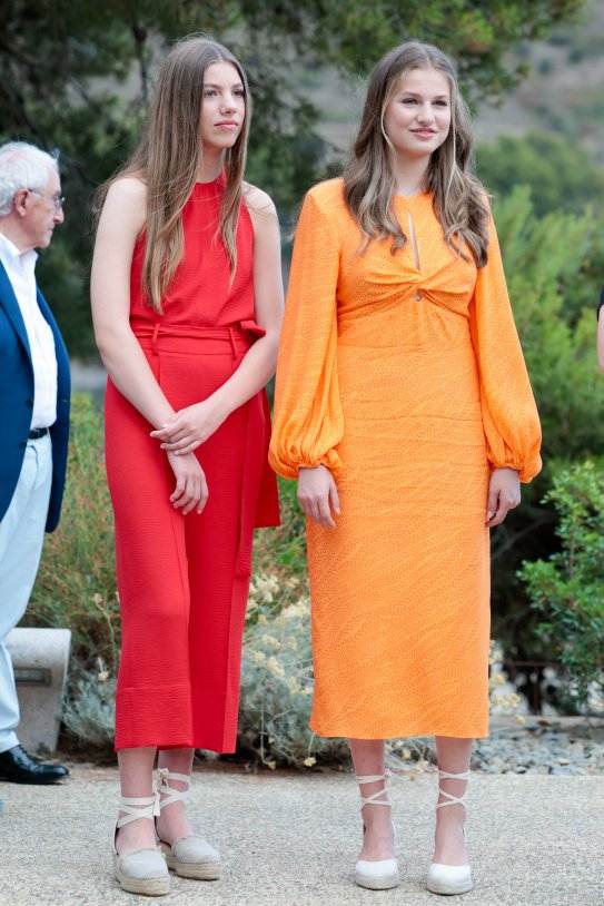 Leonor y Sofía rojigualdas GTRES Leonor y Sofía rojigualdas GTRES
