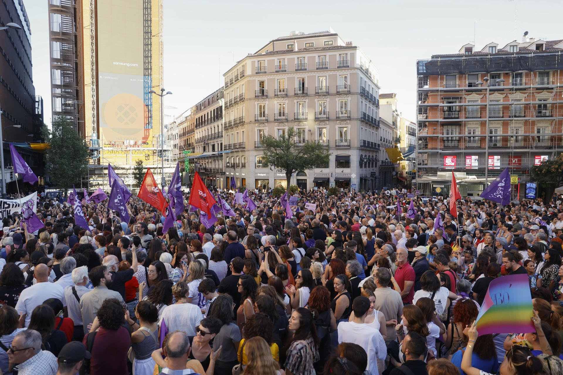El caso Rubiales levanta las primeras protestas a favor y en contra en las calles