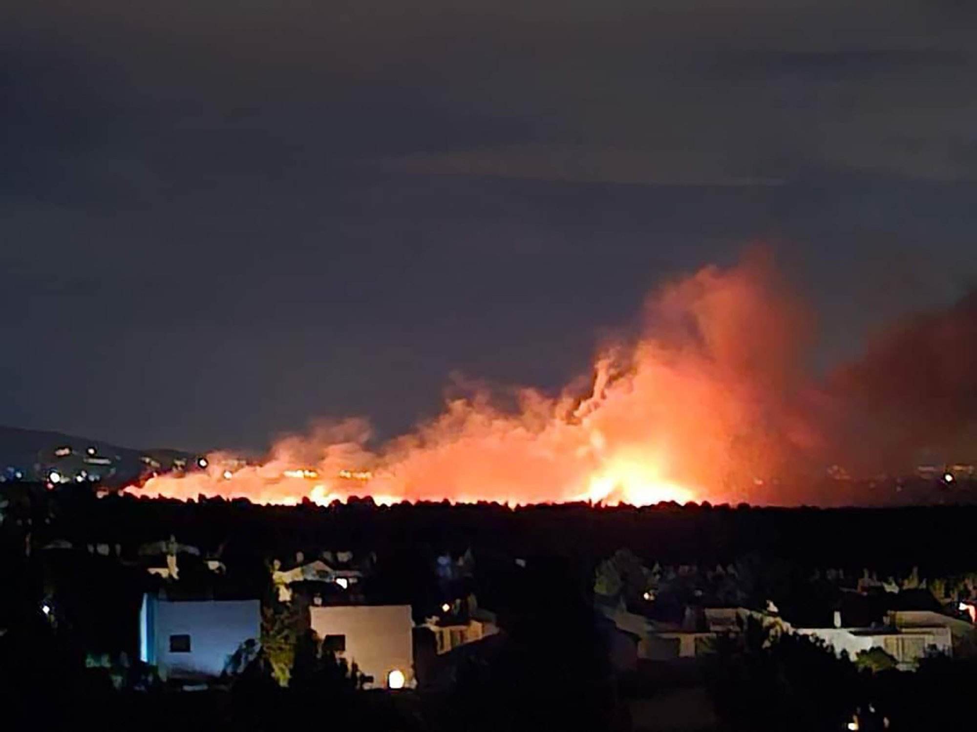 Controlat el potent incendi de Mont-roig: el vent ha portat les flames a tocar de cases i cotxes