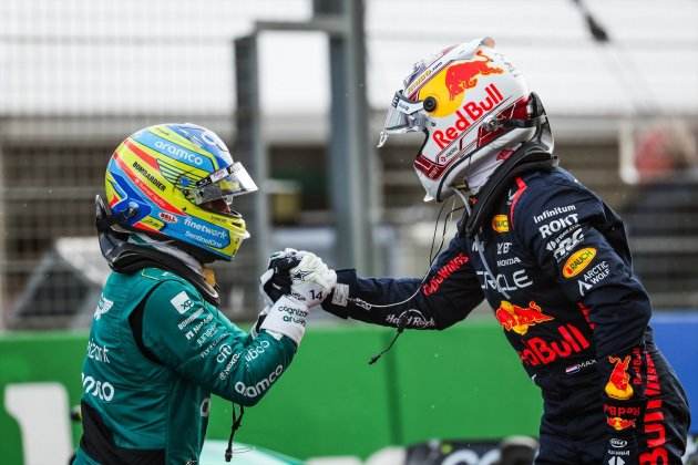 Fernando Alonso i Max Verstappen es donen la mà en finalitzar la carrera|cursa en Zandvoort / Foto: Europa Press