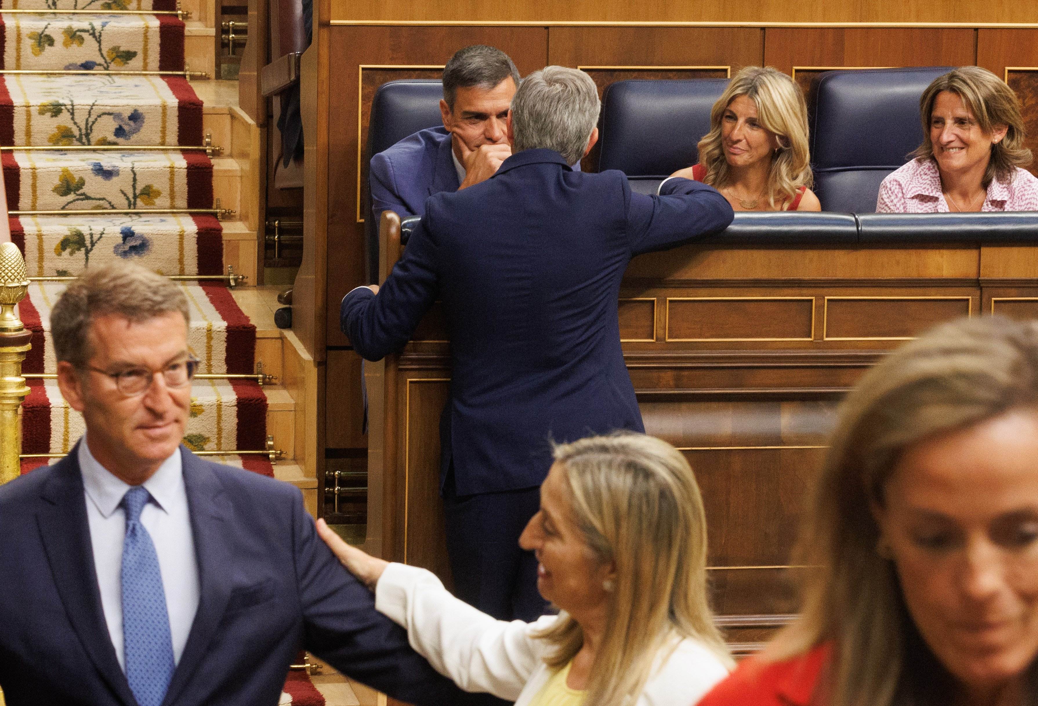 Sánchez i Feijóo alimenten el foc d'encenalls de la investidura amb un ull posat en Junts