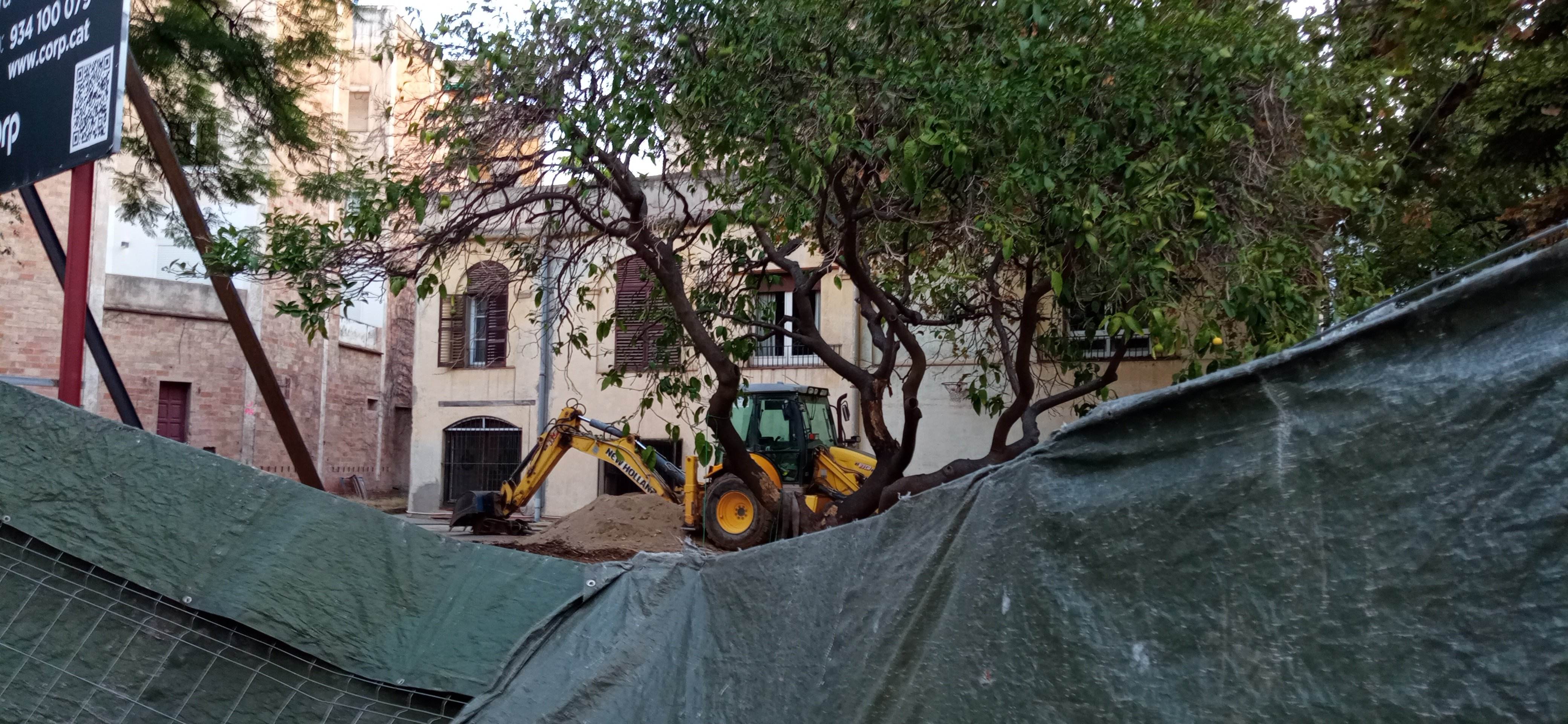 Vecinos y caras conocidas de Sarrià se movilizan contra la destrucción del jardín de Can Raventós