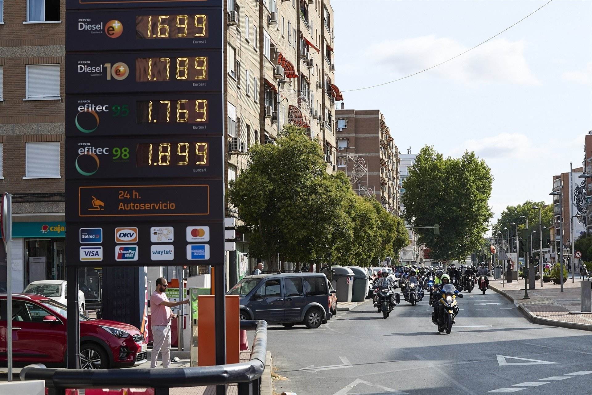 Empiezan las colas en algunas gasolineras ante el nuevo aviso