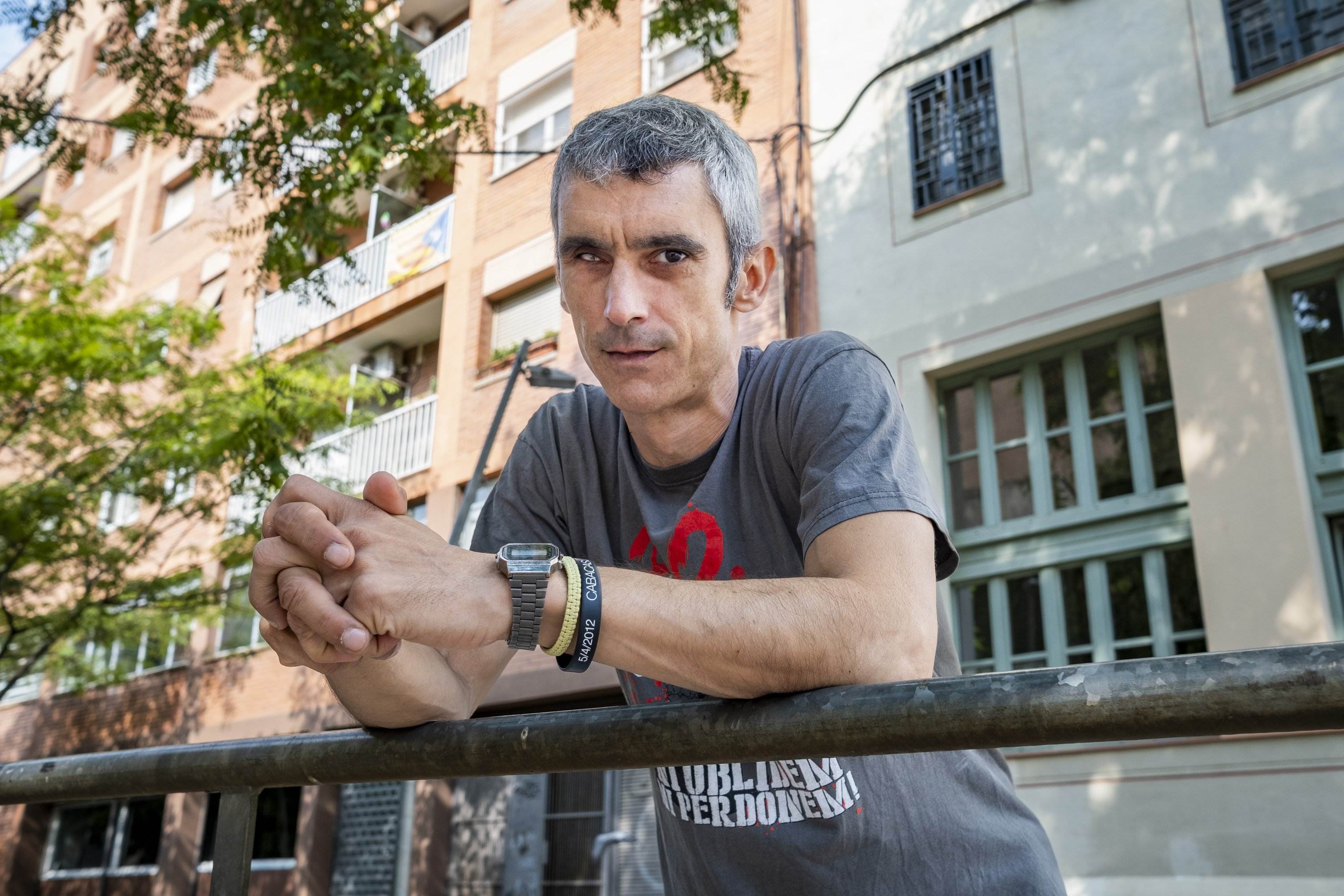 Roger Español retorna la Creu de Sant Jordi i carrega contra l'amnistia: "Deixa la violència en res"