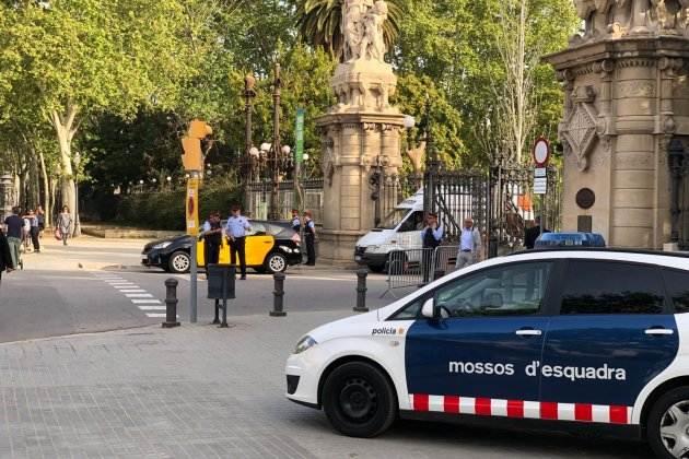 Mossos Escuadra pleno Parlamento 25 abril / NT