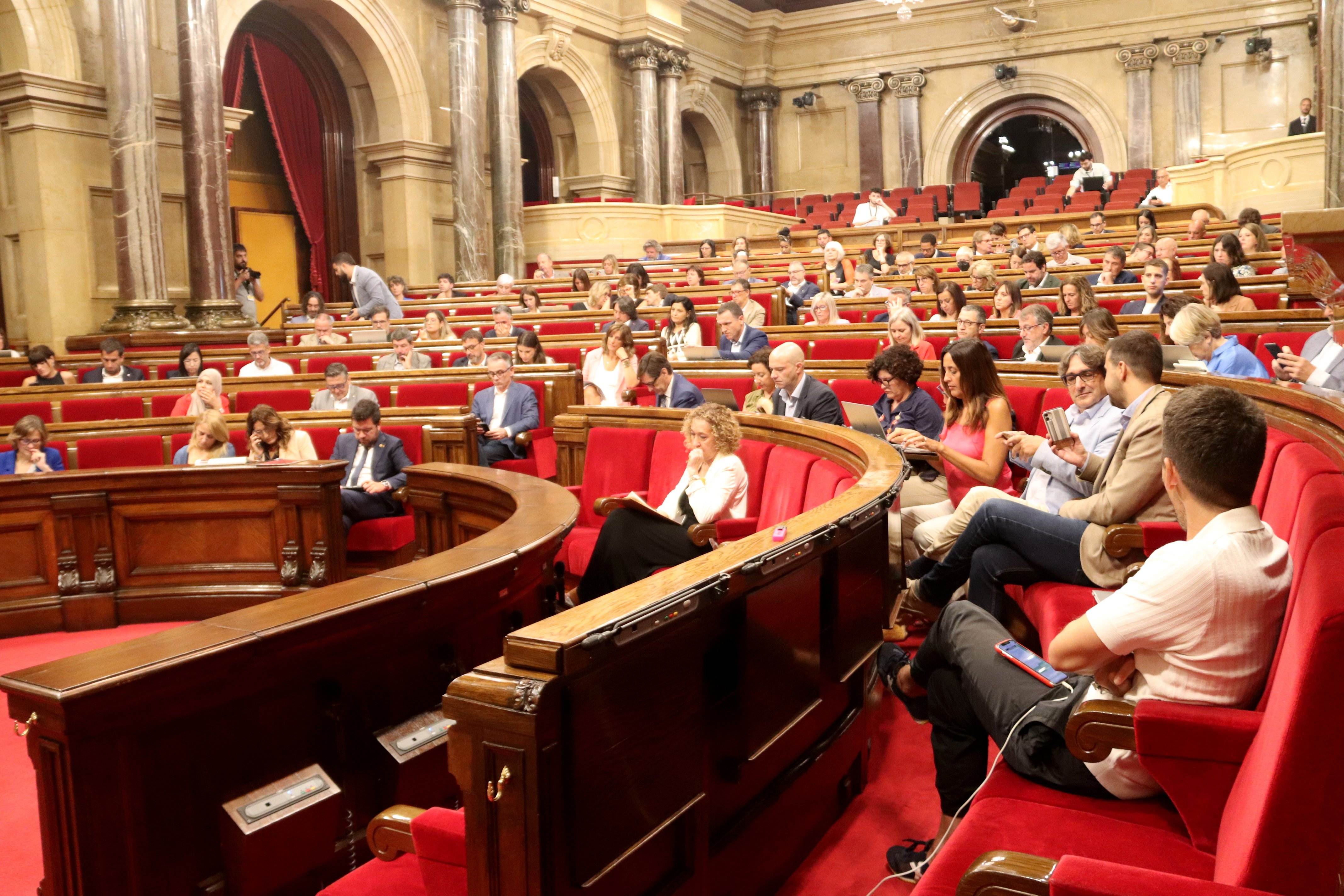 El Parlament aprova portar un recurs al TC contra la llei espanyola d’habitatge per invasió competencial