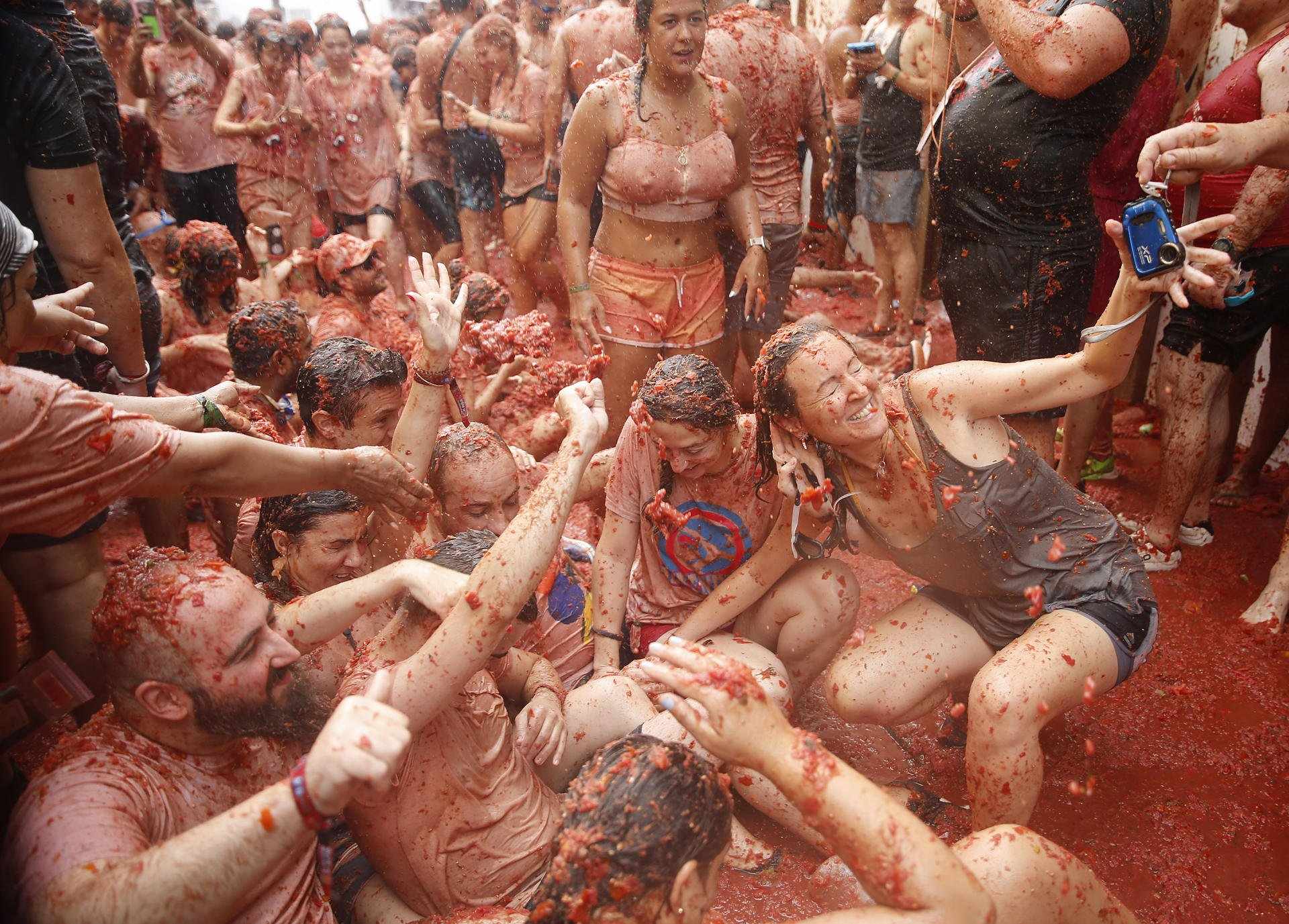 La Tomatina de Buñol 2023, la jugadora del año Aitana Bonmati y más: la vuelta al mundo en 15 fotos