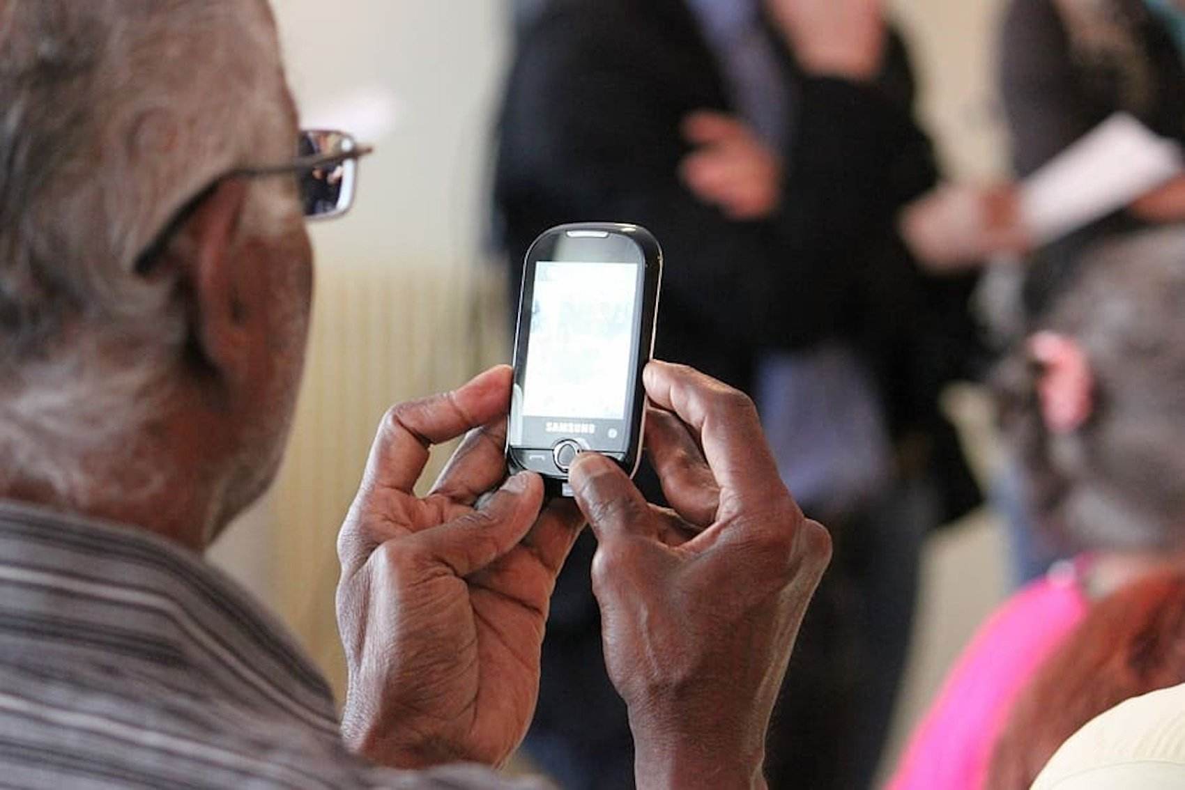 Aquests mòbils per a gent gran són perfectes per evitar el seu estrès tecnològic